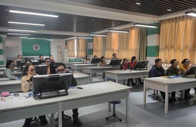 曲江一中历史地理教研组开展VR/AR技术应用培训,推动智慧课堂新实践